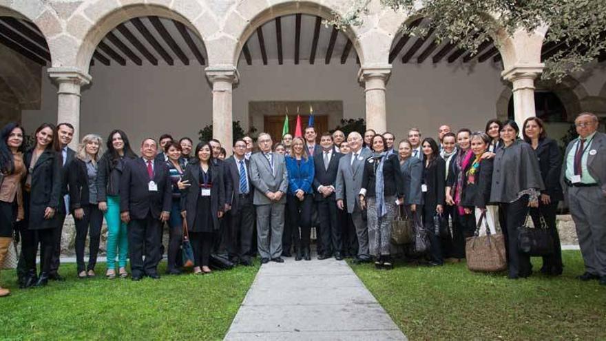 La vicepresidenta aboga por abrir mercados para mostrar la potencialidad de Extremadura