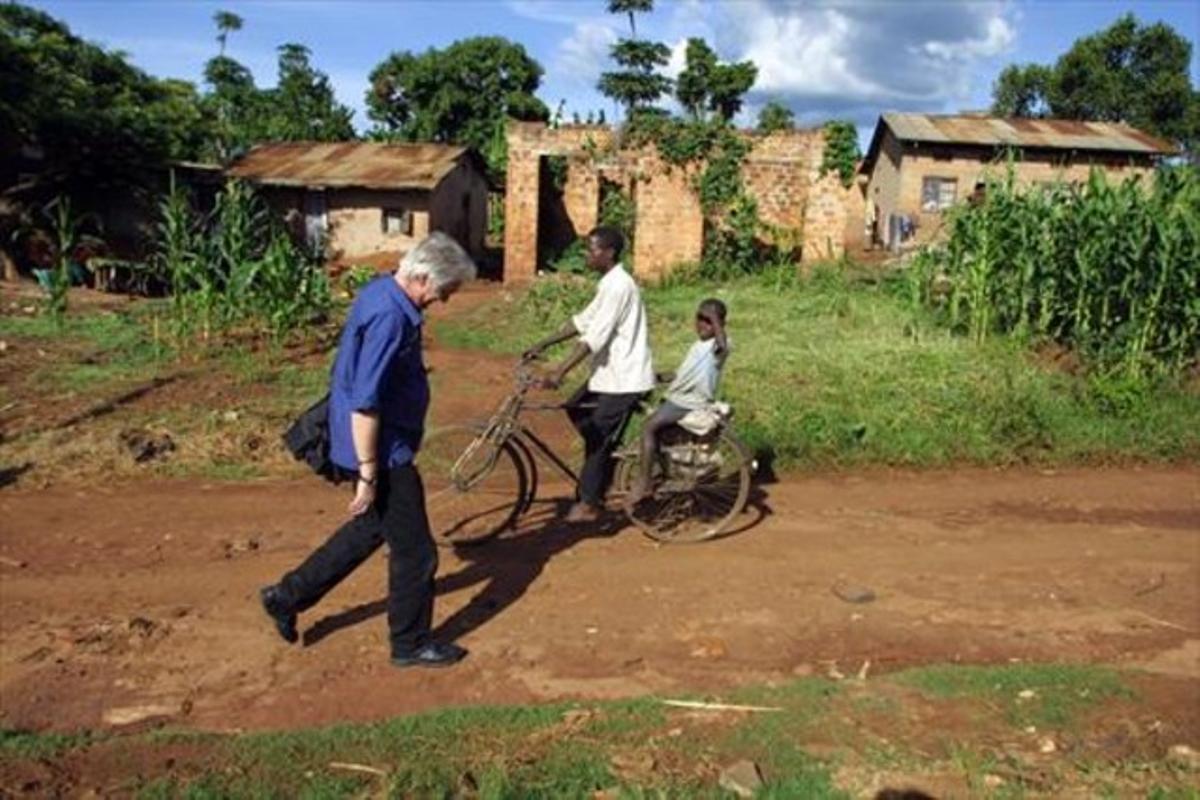 Henning Mankell passeja per Kampala, capital d’Uganda, el 2003.