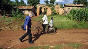 Henning Mankell passeja per Kampala, capital d’Uganda, el 2003.