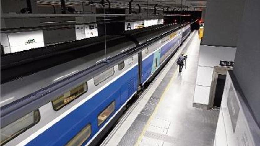 El primer tren d&#039;alta velocitat que va sortir de l&#039;estació de Girona en direcció a París, el desembre de 2013.
