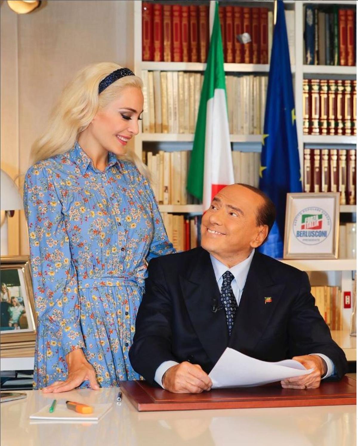 La pareja en el despacho del exministro italiano.