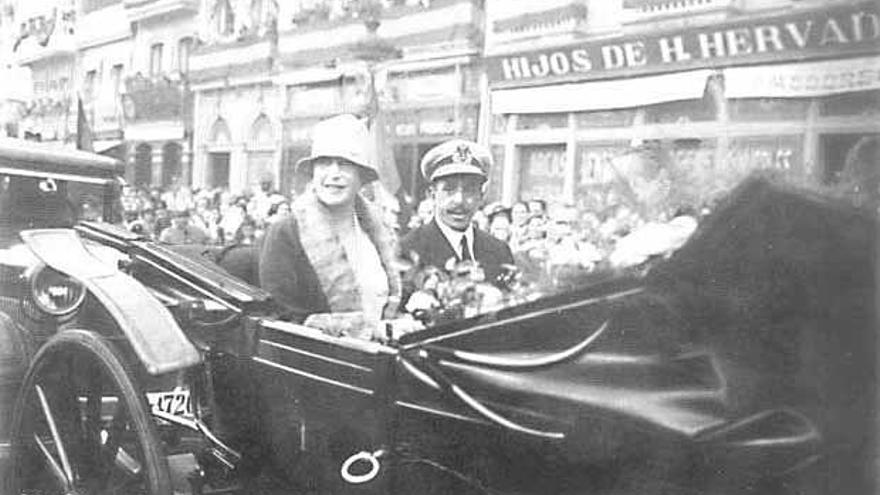 Victoria Eugenia de Battenberg y Alfonso XIII, aclamados en las calles coruñesas en 1927. / la opinión