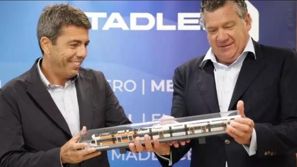 Carlos Mazón e Íñigo Parra, en la fábrica de Stadler