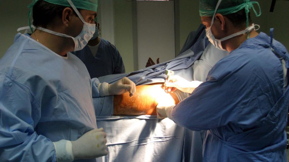 Dos cirujanos trabajan en un quirófano de la Arrixaca.
