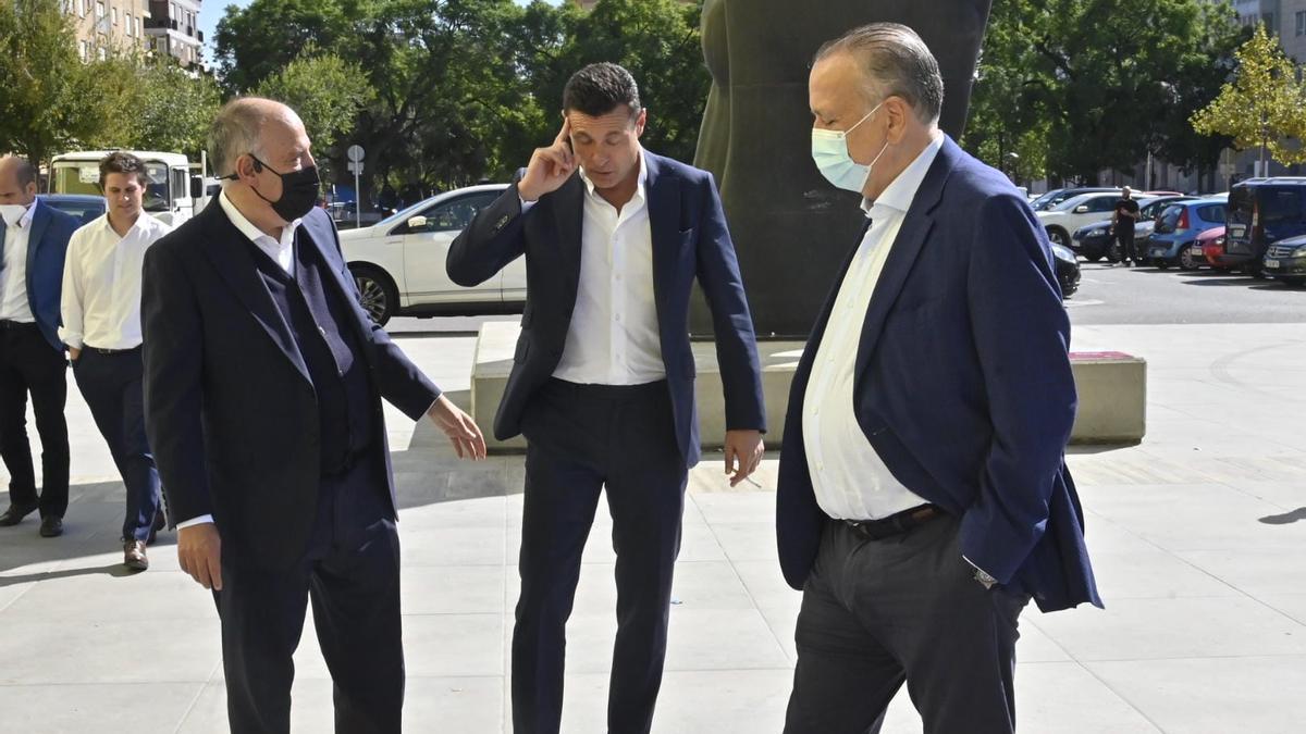 Javier Tebas junto a Amadeo Salvo y Fernando Roig en Vila-real.