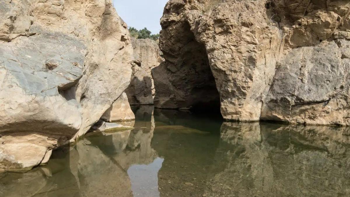 El Charco del Infierno, la piscina natural más “tenebrosa” de Málaga, rodeada de cataratas y con sus aguas sobre un cañón