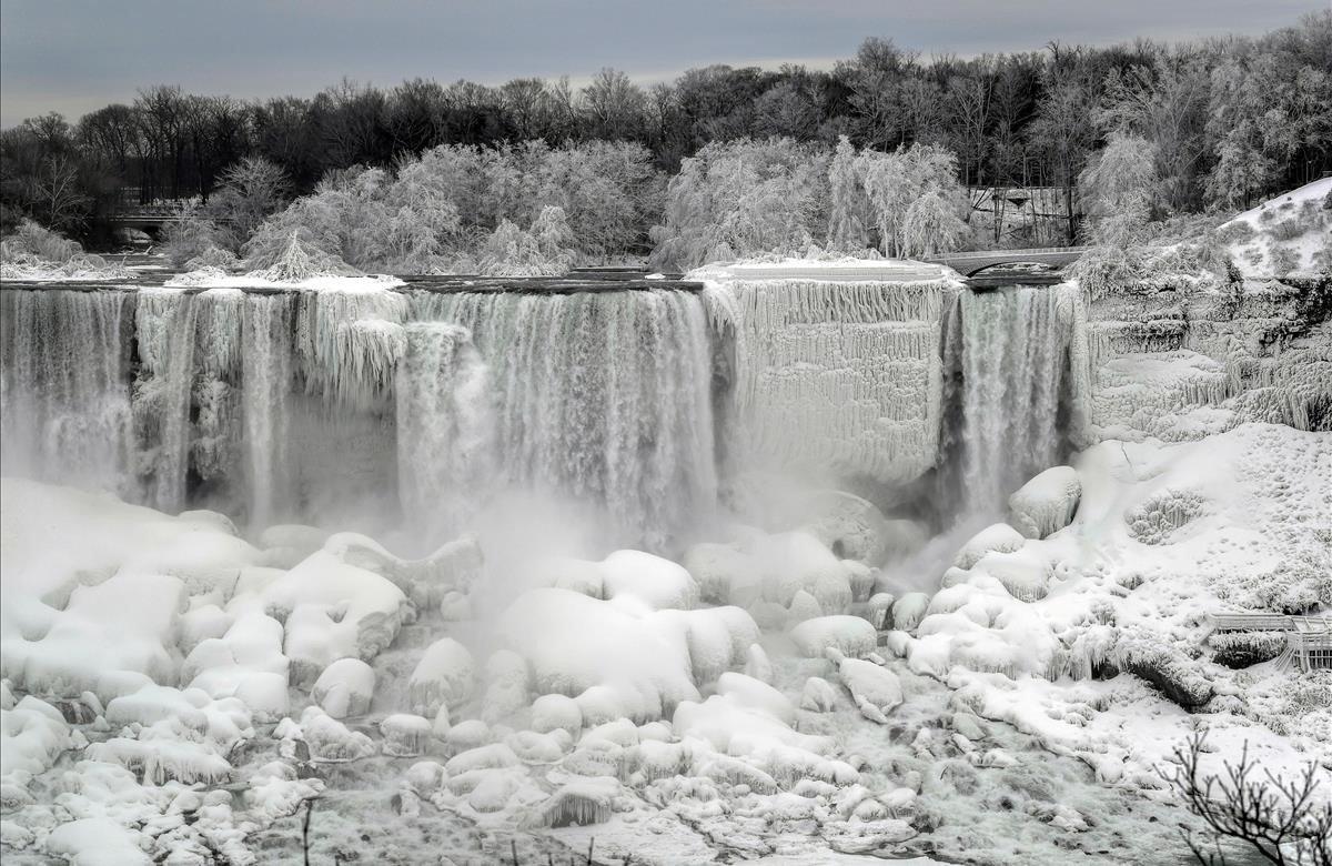 Las temperaturas de invierno están azotando con tanta fuerza algunas regiones del planeta que incluso se están congelando. Eso es lo que ha sucedido en las cataratas del Niágara, uno de los lugares más emblemáticos de Norteamérica, que ha quedado decorado como si fuera una película postapocalíptica.