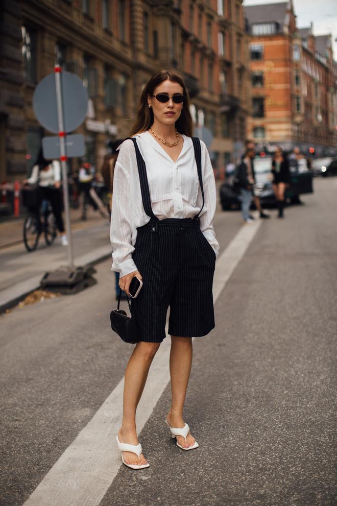 Street style bermudas con tirantes