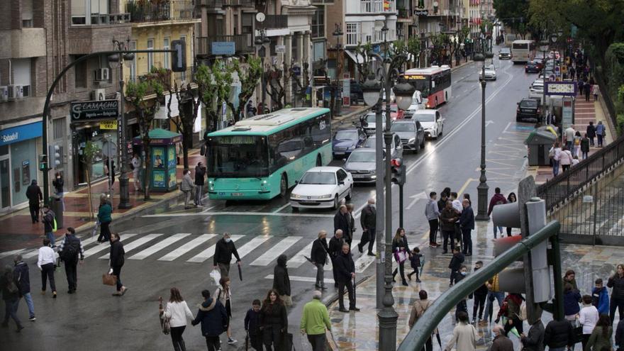 Vista del tráfico en una calle del barrio del Carmen. | JUAN CARLOS CAVAL