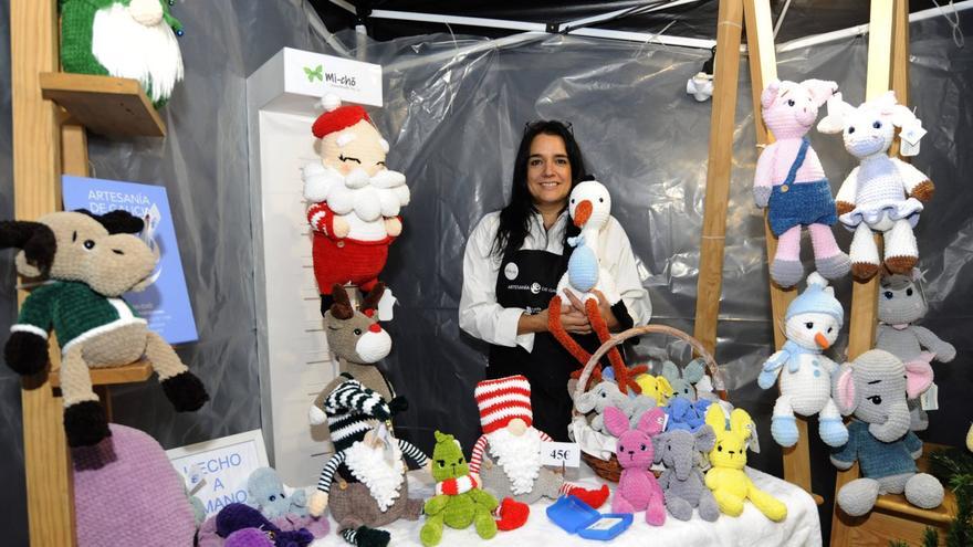 Susana González, ayer, en su puesto del mercadillo de Lalín junto a sus peluches. |  Bernabé/Javier Lalín