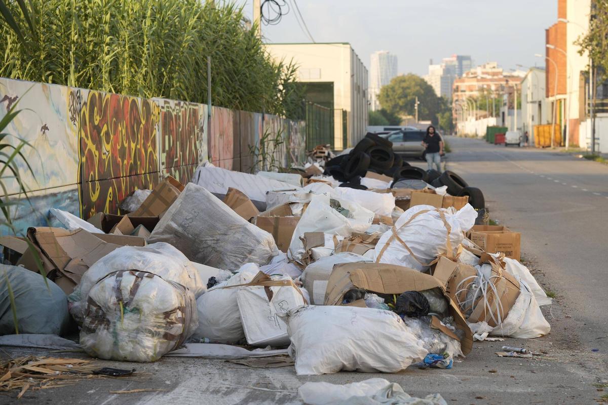 Los vertidos incontrolados de basura se enquistan en los polígonos industriales de la zona limítrofe entre Badalona y Sant Adrià de Besòs