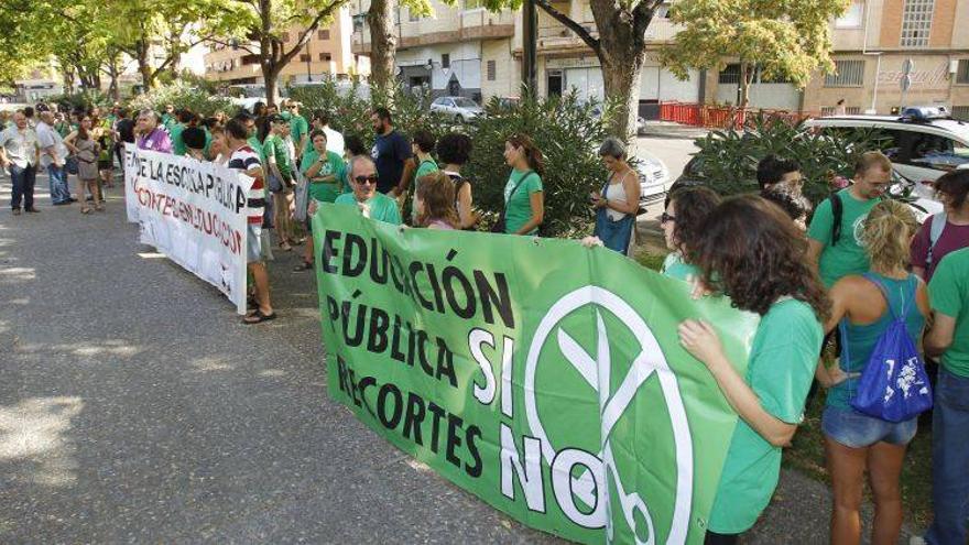 Profesores y sindicatos protestan por los desplazamientos de docentes el próximo curso