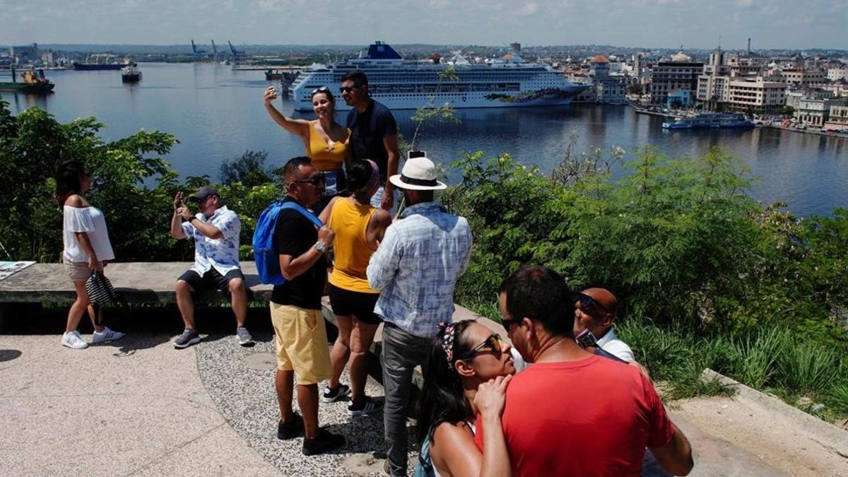 Unos turistas en La Habana.