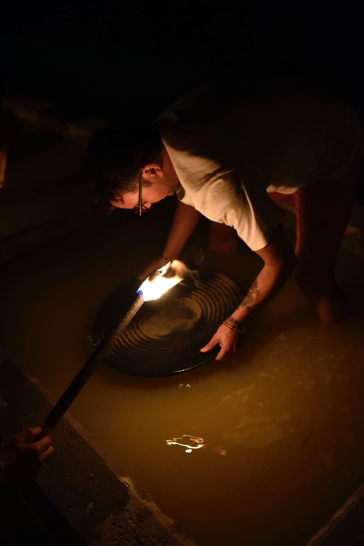 Un participante en la competición nocturna con antorchas.