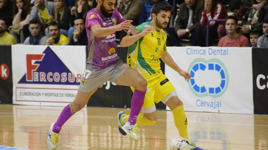 Diego Nunes presiona a un rival en el partido ante el Jaén.