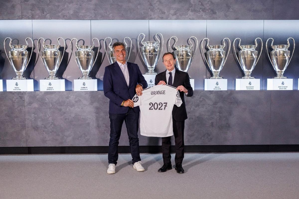 Germán López, director general de Operaciones de Masorange, y Emilio Butragueño, director de Relaciones Institucionales del Real Madrid.