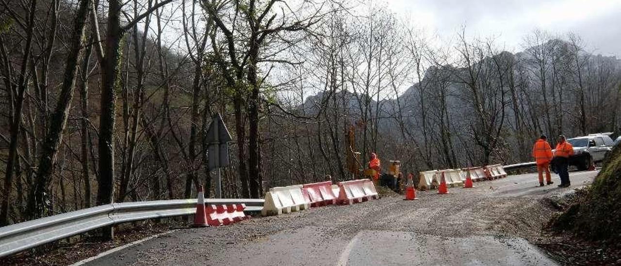 Operarios trabajando en la reparación del acceso a Les Palombes.