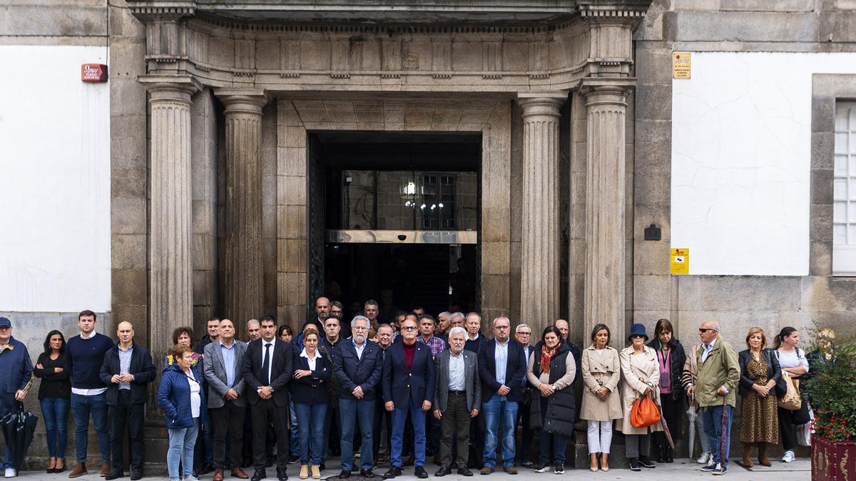 Minuto de silencio en el exterior de la Diputación de Ourense.