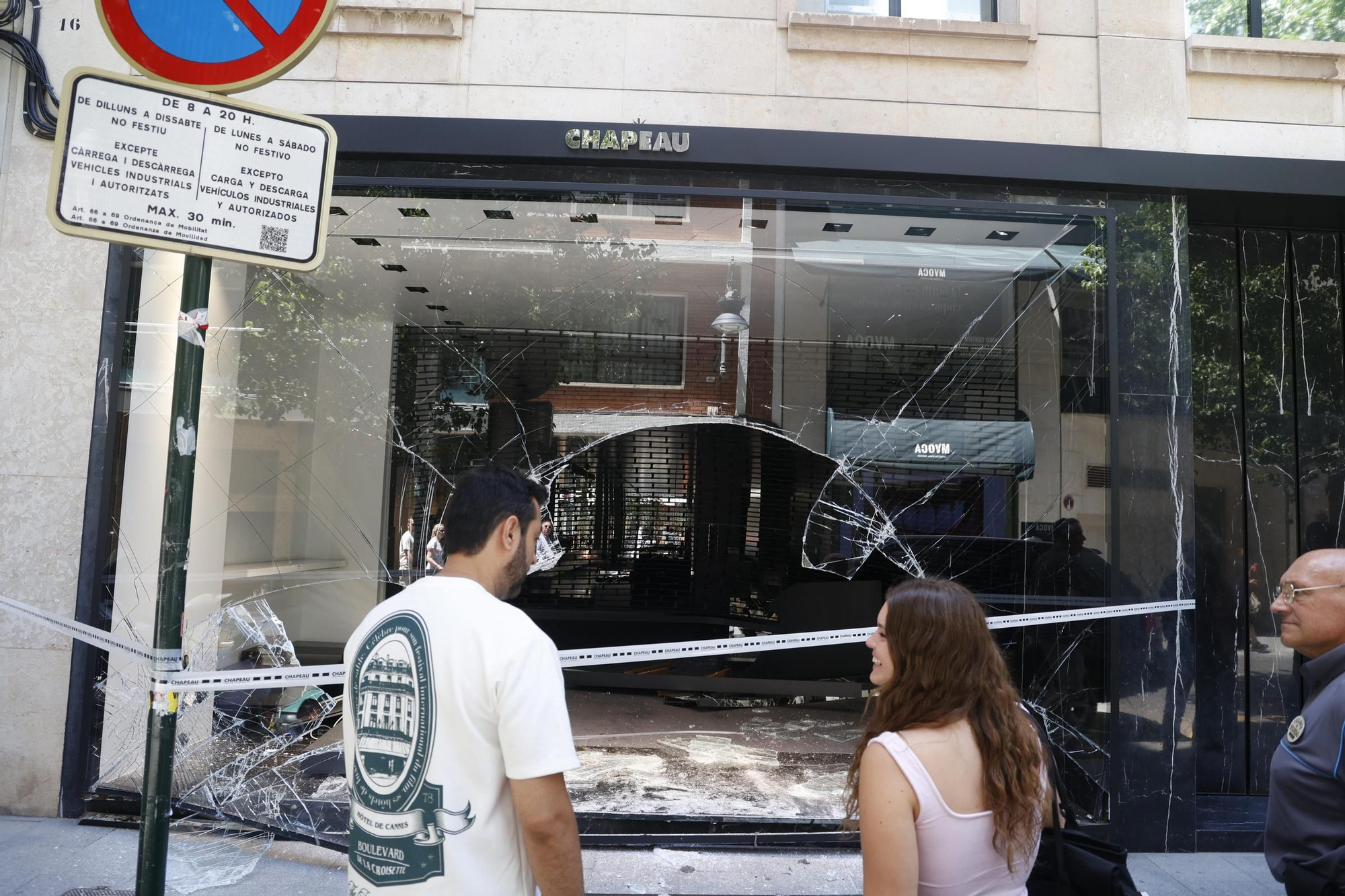 Así ha quedado la tienda Chapeau, en València, tras el alunizaje