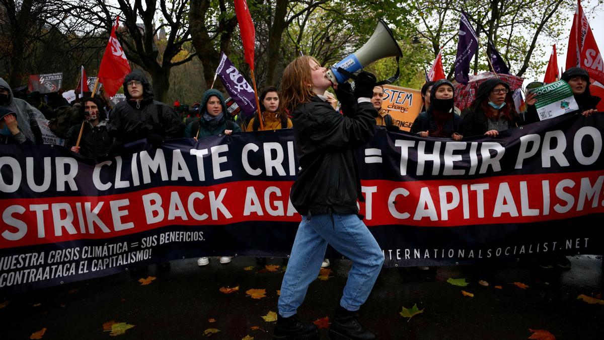 Los manifestantes asisten a una protesta mientras se lleva a cabo la Conferencia de las Naciones Unidas sobre el Cambio Climático (COP26), en Glasgow ,