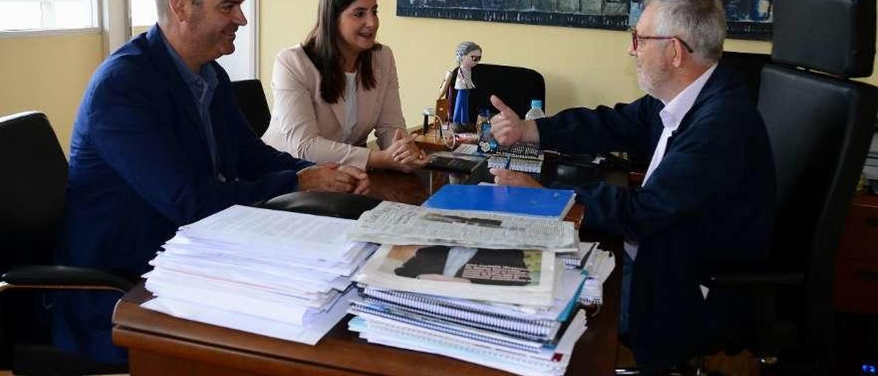 Félix Juncal, Leticia Santos y Xosé Manuel Pazos,tras recibir el estudio técnico. // Gonzalo Núñez