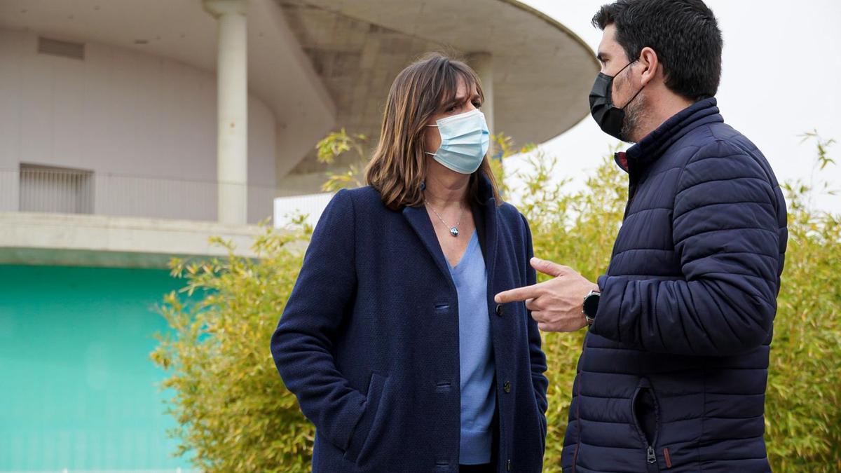 Lola Ranera y Horacio Royo, este martes, frente a los &#039;cacahuetes&#039; de la Expo.