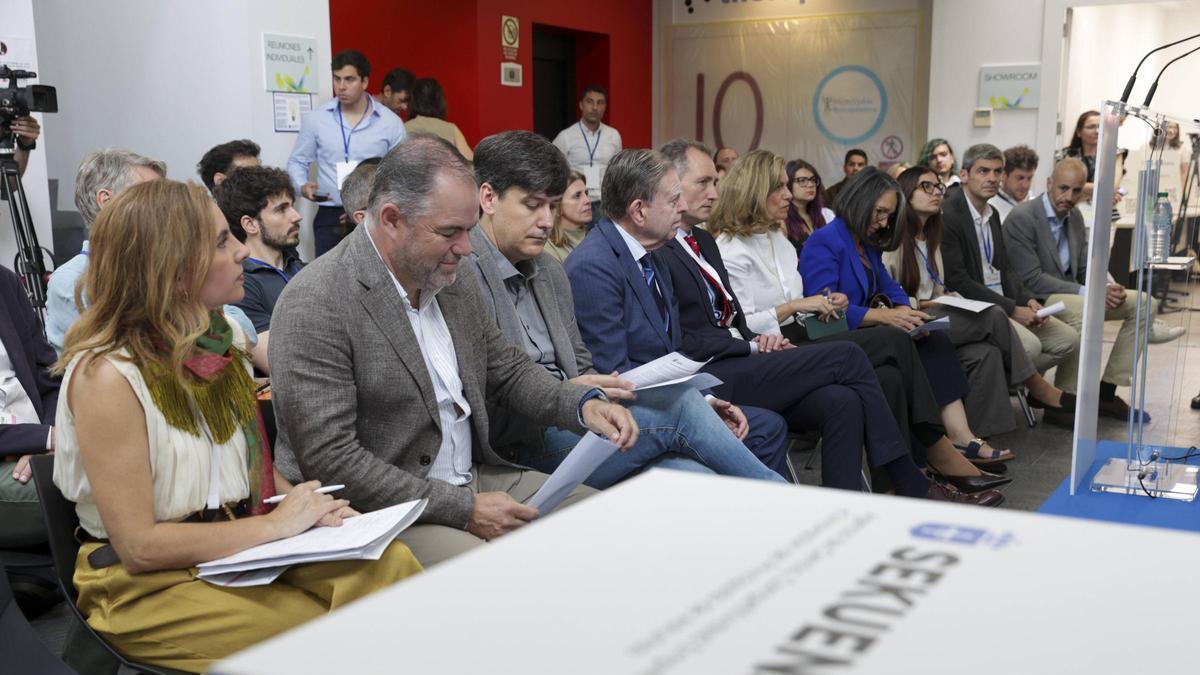 Por la izquierda, en primera fila, la directora del Centro Europeo de Empresas e Innovación, Cristina Fanjul; el presidente de la Cámara de Comercio, Carlos Paniceres; el consejero Borja Sánchez; el alcalde de Oviedo, Alfredo Canteli, y el director de Sekuens, David González, sentados junto a potenciales inversores y representantes de empresas interesadas, durante la presentación de la bioincubadora de La Corredoria.