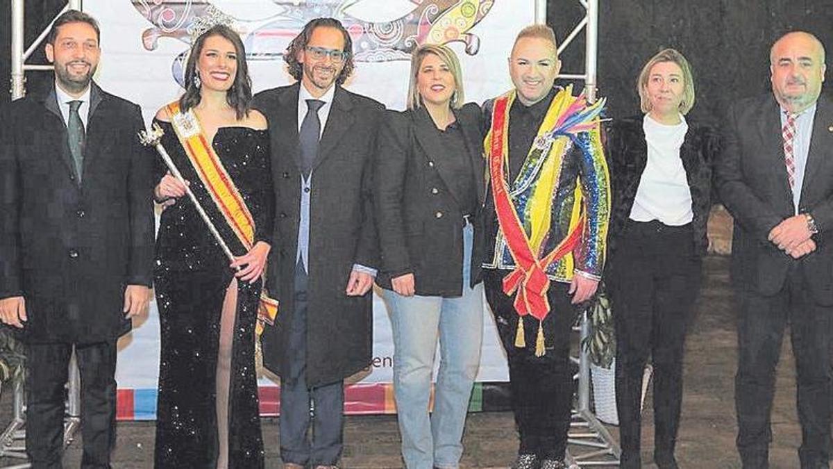 Foto de familia de la cena de gala del Carnaval.