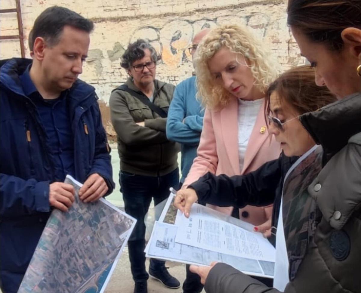 Firma de los alcaldes Sergi Ruiz y Trini Montañana del acuerdo de los límites entre Foios y Meliana.