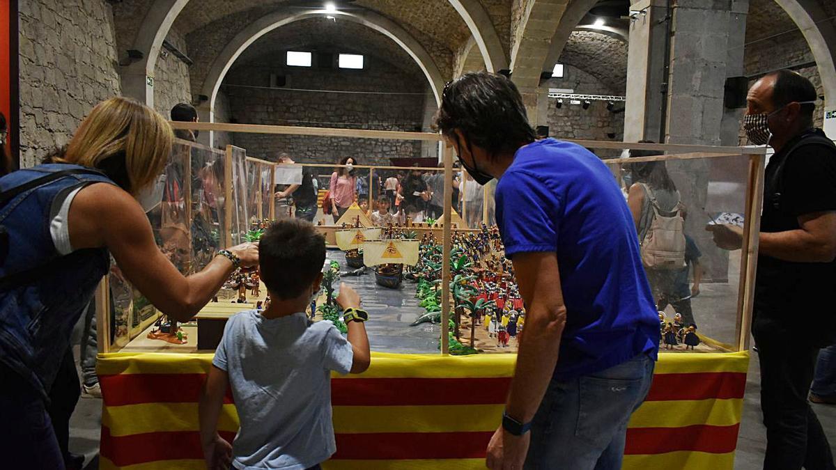 Visitants observant el diorama que recrea la batalla del Nil a la Fira Playmobil a Manresa | L.S.