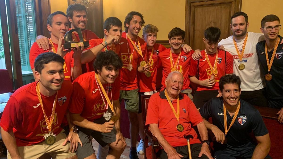 Los jugadores del equipo, con el presidente honorífico Pitu Calderó