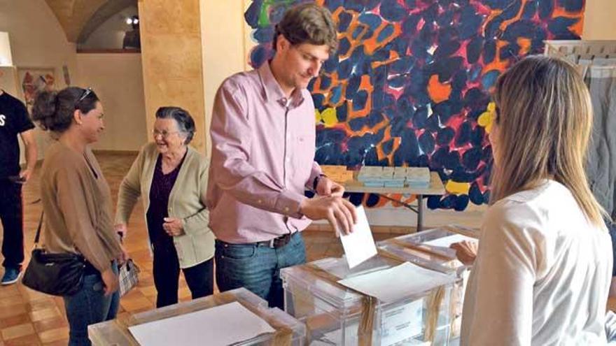 Sebastià Sagreras votó en Campos ayer por la mañana.