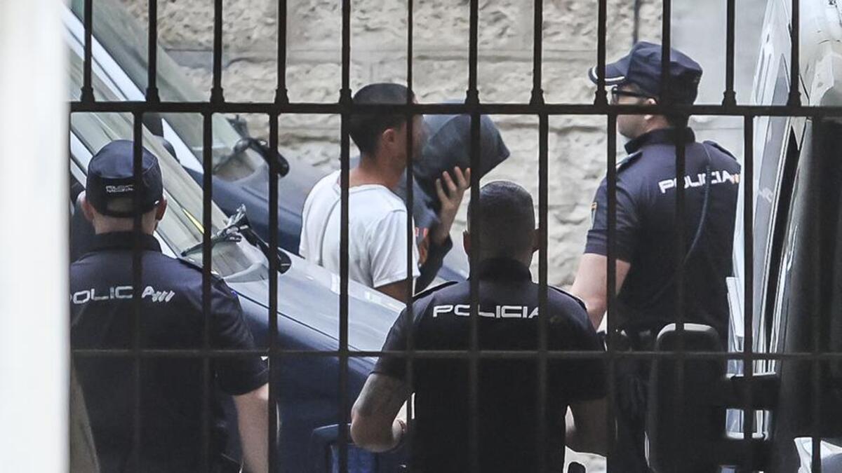 El detenido por el homicidio oculta su cara con una capucha al llegar a los juzgados de Alicante.
