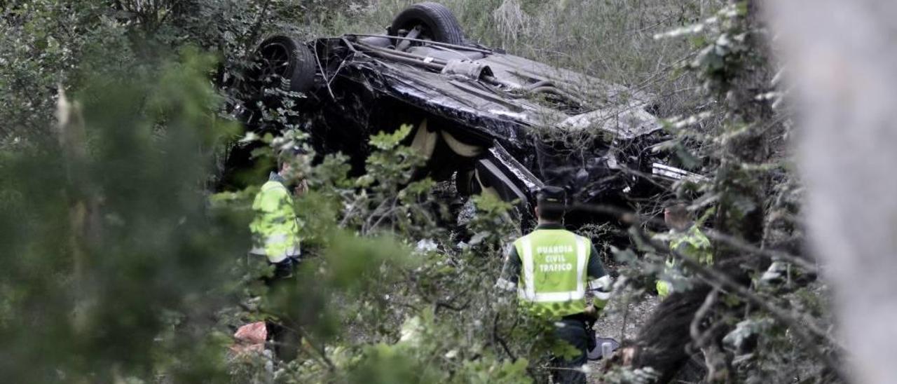 El BMW descapotable que arrolló a un motorista y se salió de la autovía de Andratx quedó volcado la tarde del pasado 16 de abril.