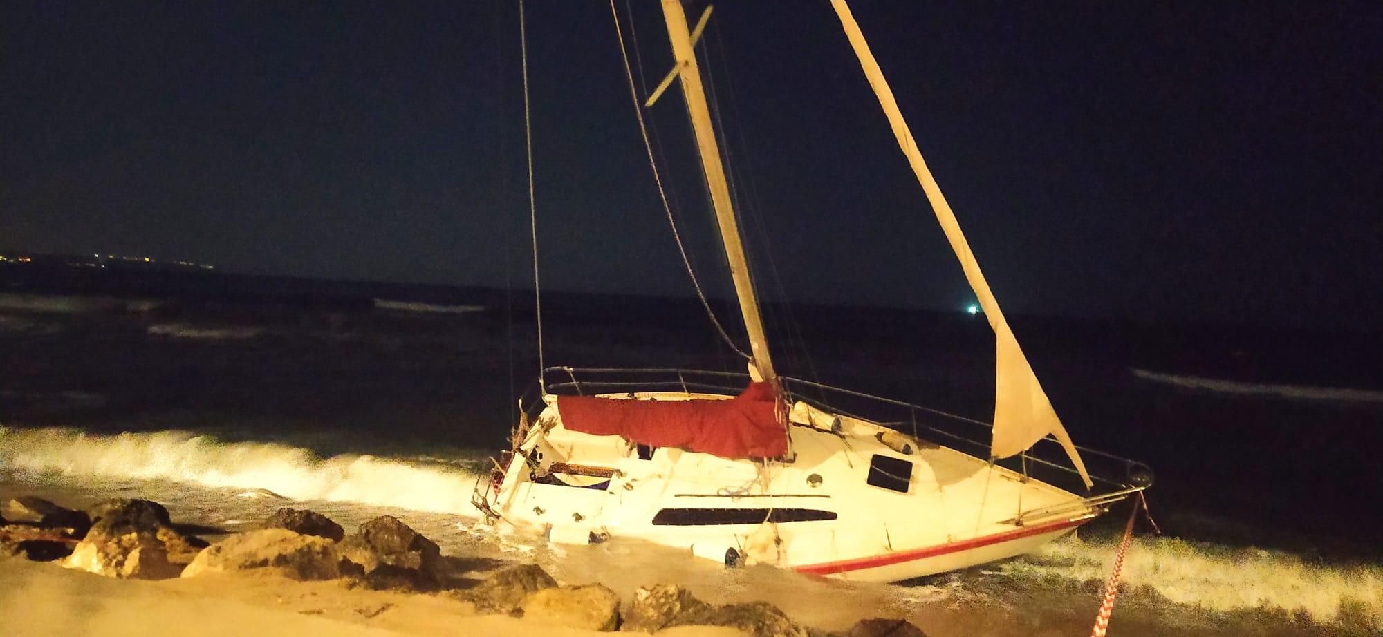 Un velero encalla en el Molinar tras sufrir una avería en el motor