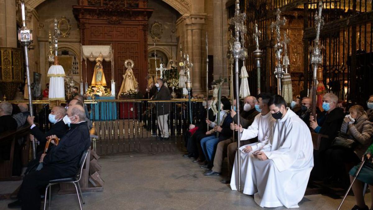 Cruces guías en la celebración de la misa. 