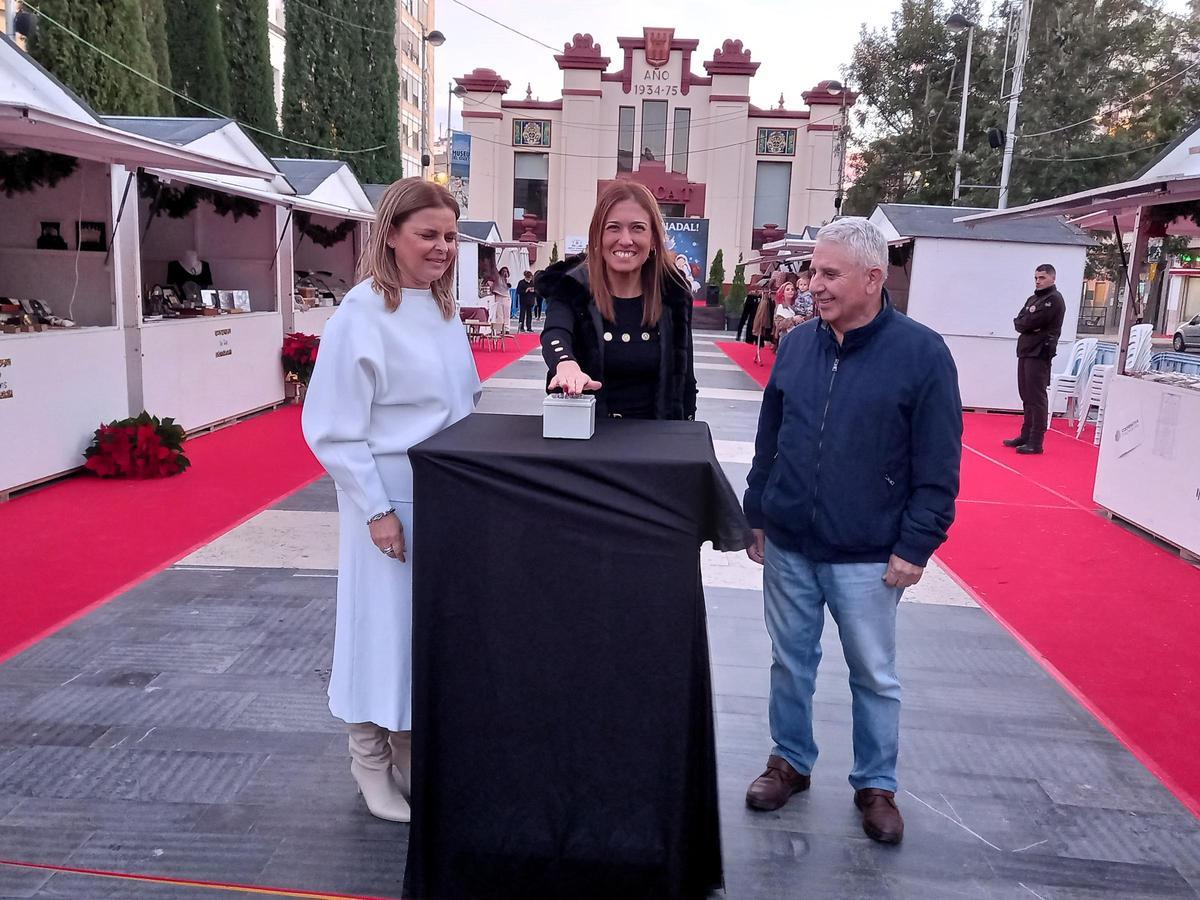 Momento en el que la alcaldesa, María Tormo, ha activado el pulsador para encender las luces.