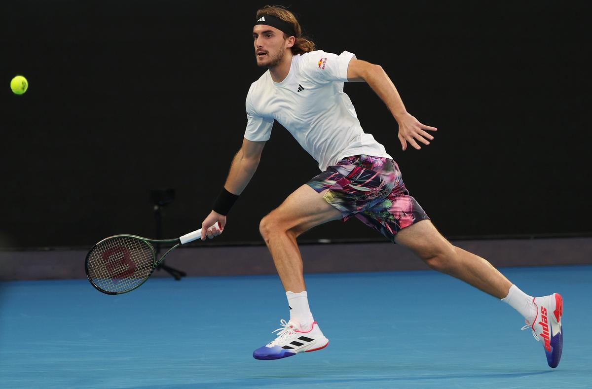 Melbourne (Australia), 29/01/2023.- Stefanos Tsitsipas of Greece in action during his Men’s Singles final against Novak Djokovic of Serbia at the Australian Open tennis tournament in Melbourne, Australia, 29 January 2023. (Tenis, Abierto, Grecia) EFE/EPA/FAZRY ISMAIL