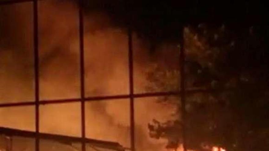 Incendio de las instalaciones para refugiados en Lesbos. // Reuters