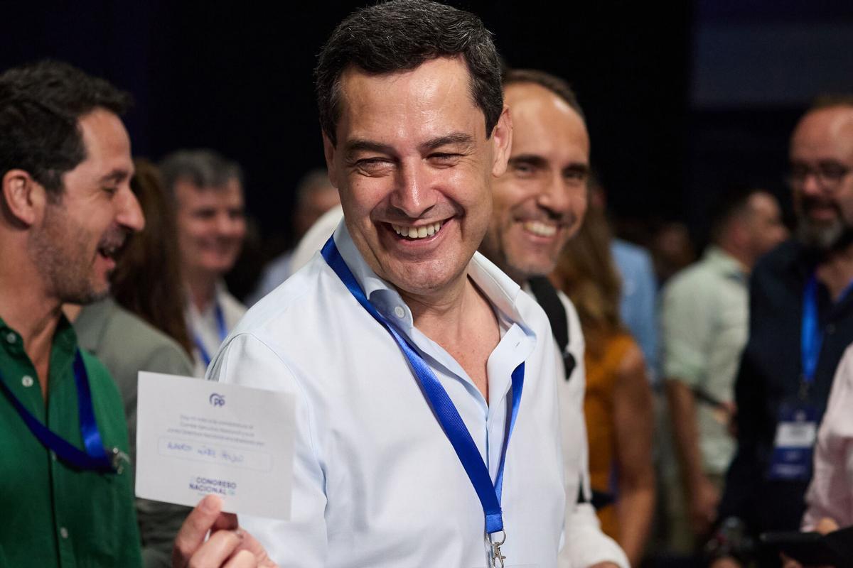 El presidente de la Junta de Andalucía, Juanma Moreno, votando durante la segunda jornada del XXI Congreso Nacional del Partido Popular.