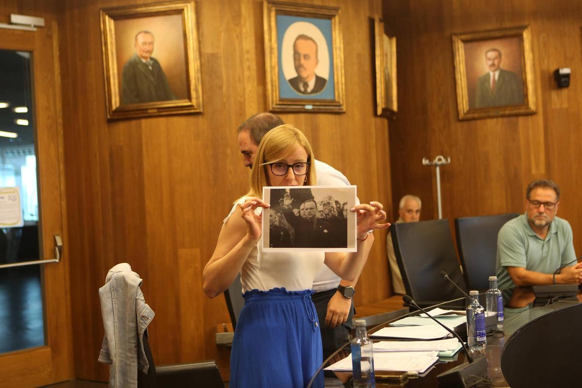 Mari Fernández Sanmartín muestra una foto de Manuel Fraga realizando el saludo fascista.