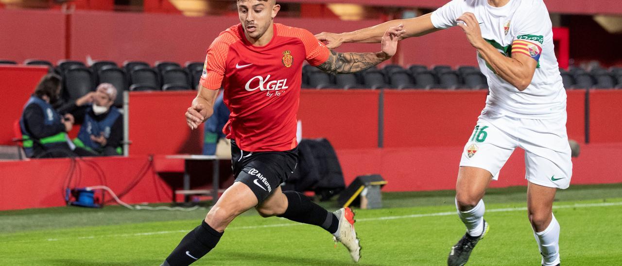 Maffeo disputa el balón con un jugador del Elche, en el partido de la pasada temporada.