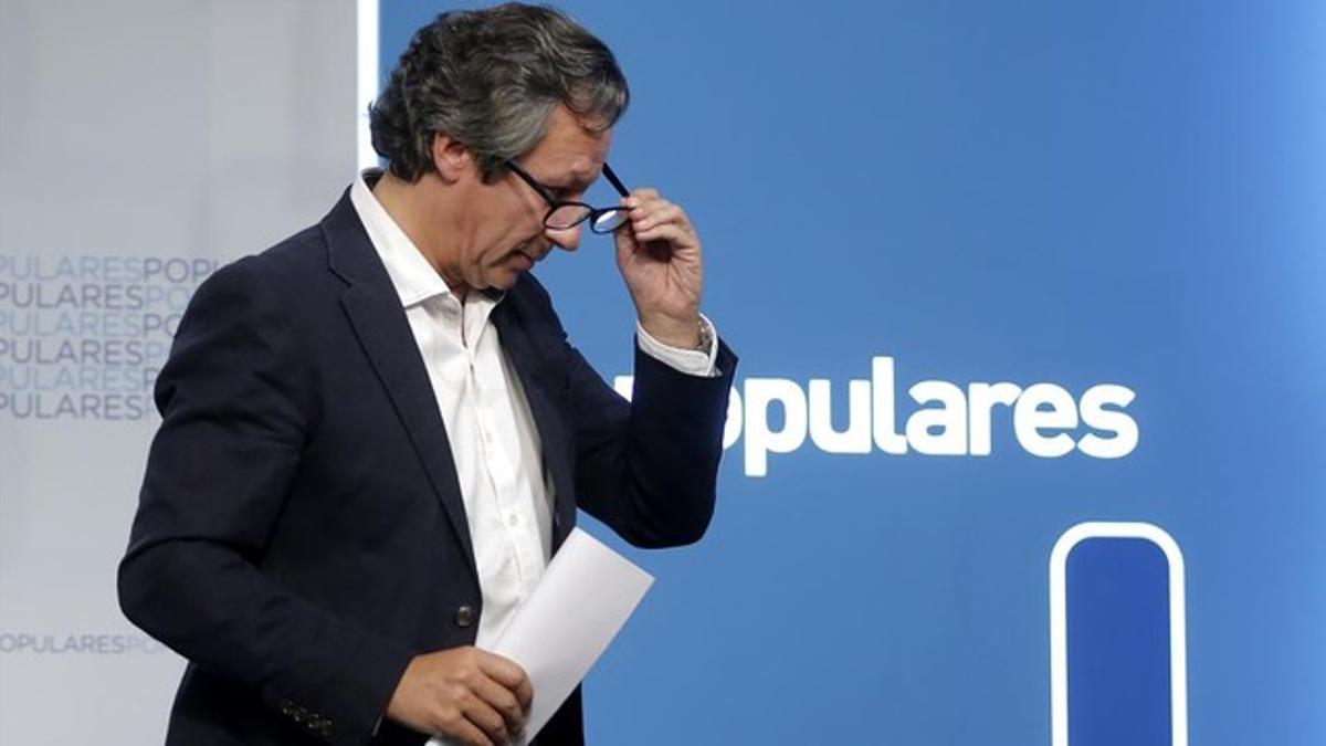 El vicesecretario de organización del PP, Carlos Floriano, este domingo en la sede del partido.