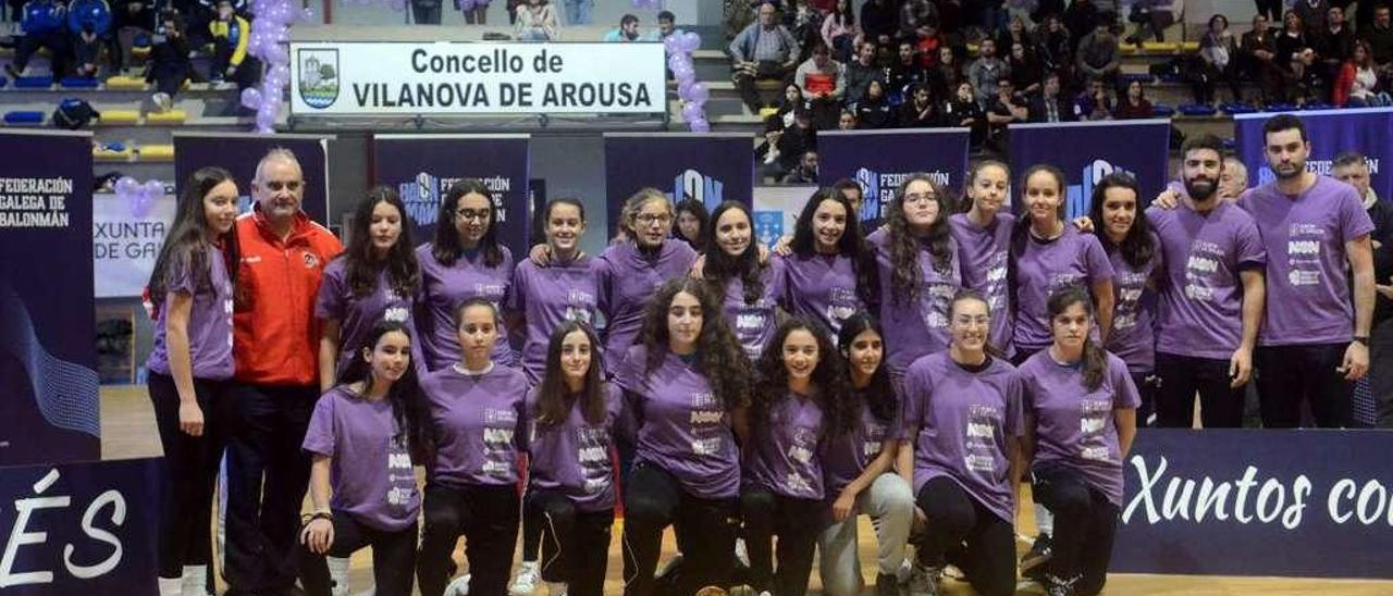 La selección gallega infantil recibiendo el trofeo como segundas clasificadas en el acto de clausura en el pabellón de Vilanova. // Noé Parga