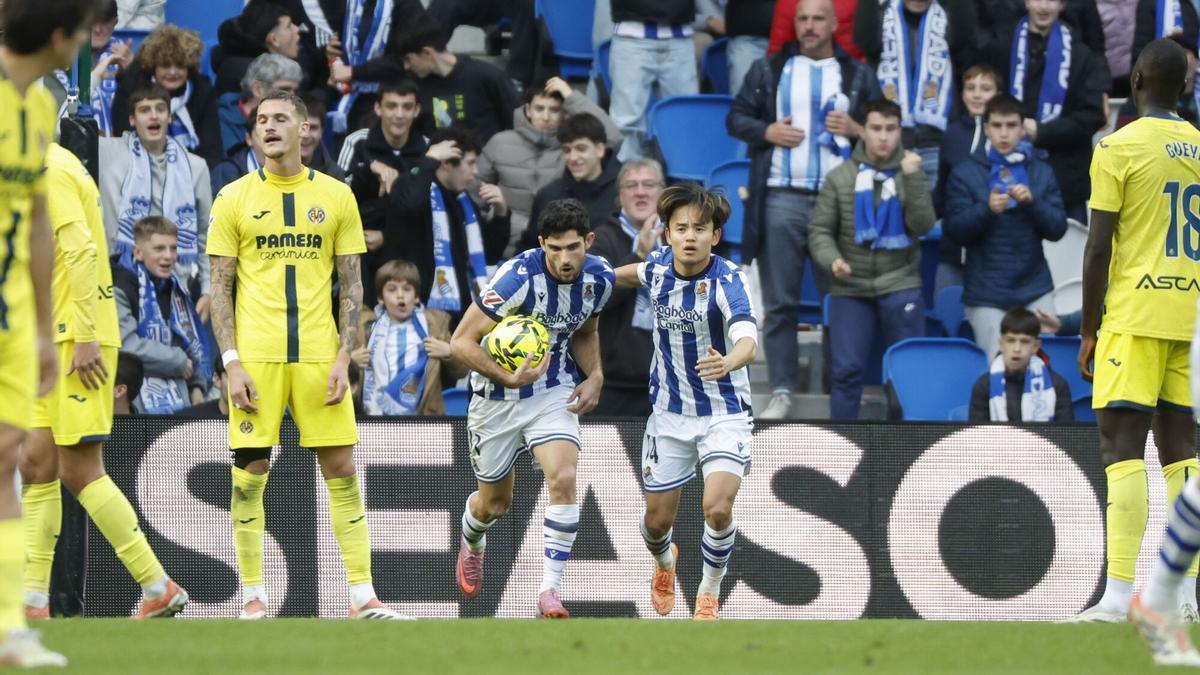 SAN SEBASTIÁN, 30/11/2025.- Celebración del gol de Gonçalo Guedes (c-i), de la Real Sociedad, durante el partido liguero que enfrentó a la Real Sociedad y al Villarreal en el estadio Anoeta en San Sebastián, este domingo. EFE/Javier Etxezarreta