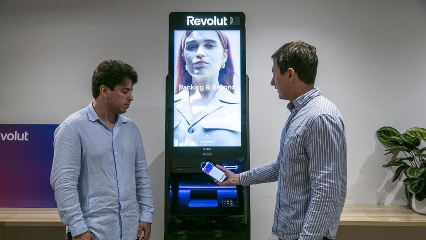 Dos de los trabajadores involucrados en los cajeros automáticos de Revolut, en la presentación oficial de los mismos, en Barcelona