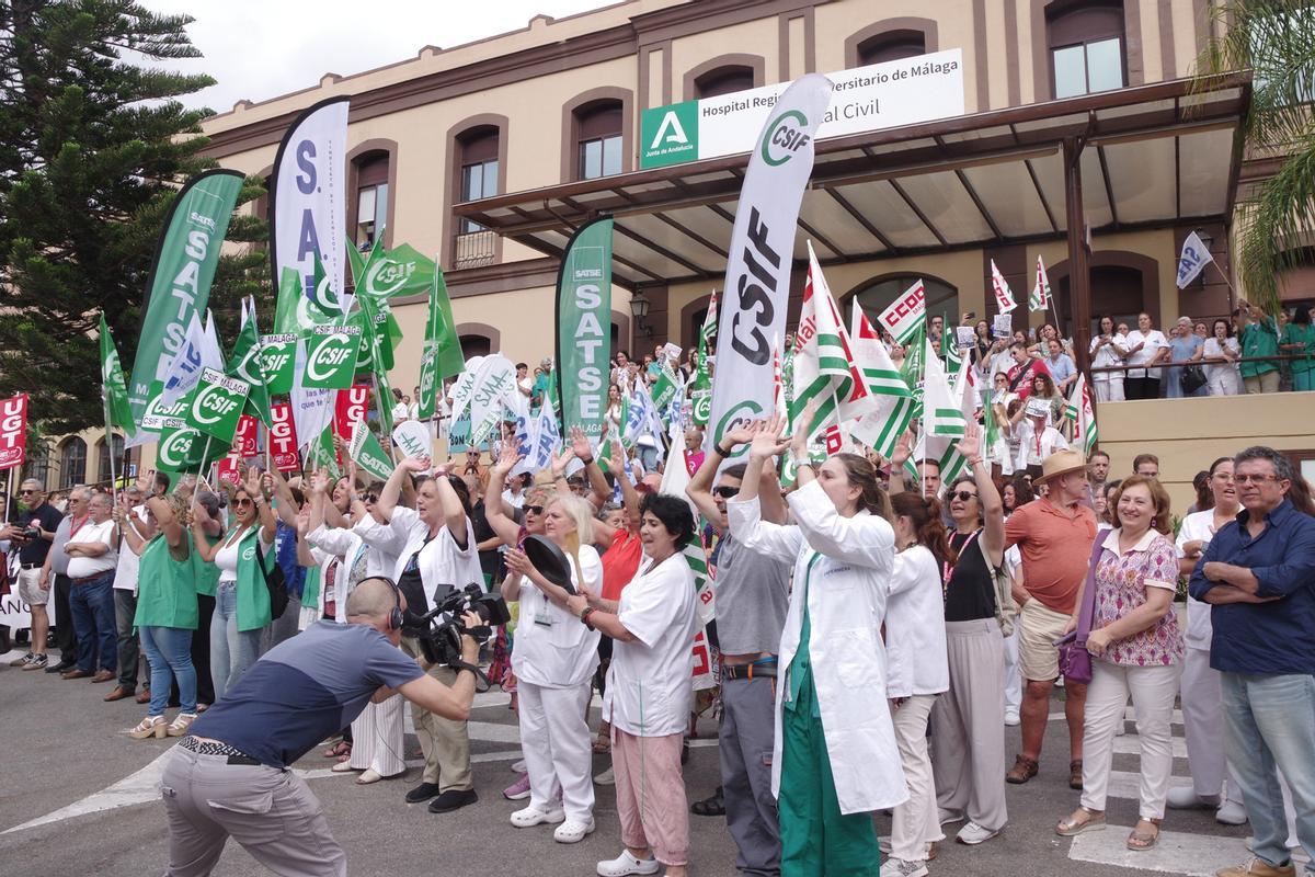 Trabajadores del Hospital Civil y del Hospital Materno Infantil de Málaga se han concentrado frente a las antiguas Urgencias del Civil