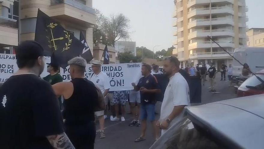Más de 600 manifestantes en Palma contra la "invasión" de migrantes con gritos islamófobos, contra el Rey y Pedro Sánchez