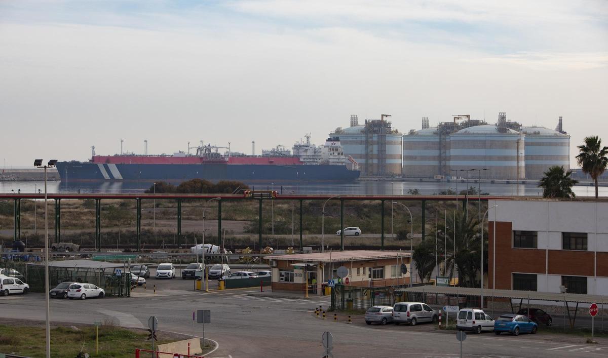 Un barco gasero junto a la regasificadora de Sagunt.
