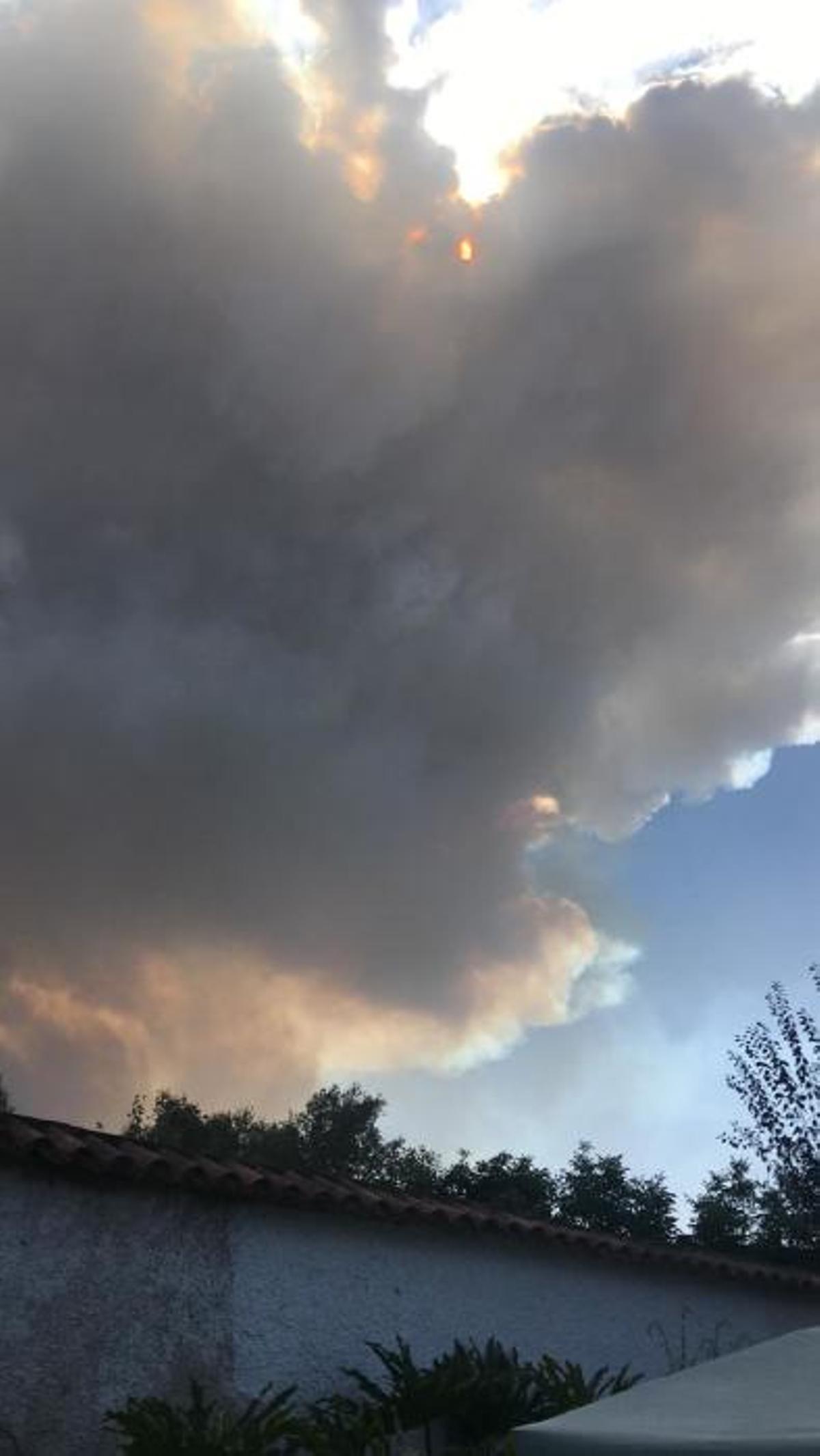 El incendio se ve desde distintos puntos El incendio se ve desde distintos puntos